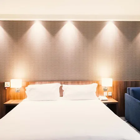 Hotel Express Centre By Ihg 3*